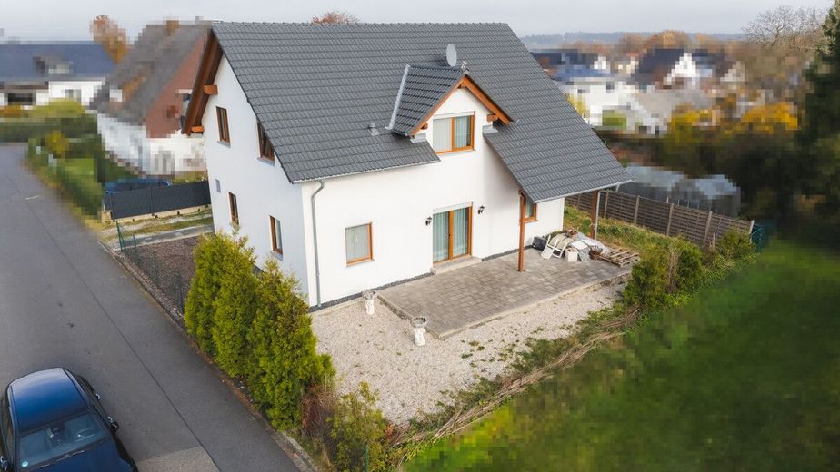 Ein Zuhause, das mitdenkt: modern, effizient und familienfreundlich! Familienhaus mit viel Platz! – Straßenansicht