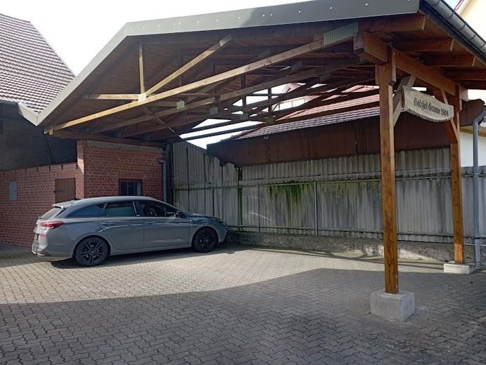 top saniertes Bauernhaus mit Resthof – Carport
