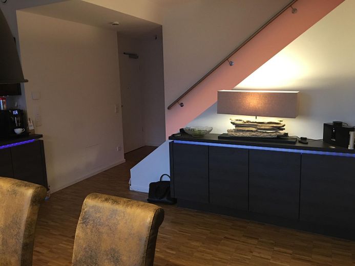 Helle, moderne City Maisonette Wohnung am Kanal – Wohnzimmer