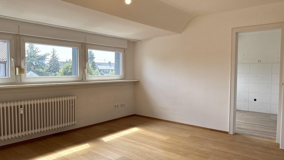 Przestronne 4-pokojowe mieszkanie na poddaszu z balkonem i nową łazienką – Zimmer 2