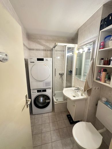 Bezugsfreie 2-Zimmer-Wohnung mit renoviertem Balkon & Fenster in Berg am Laim – provisionsfrei – Bad