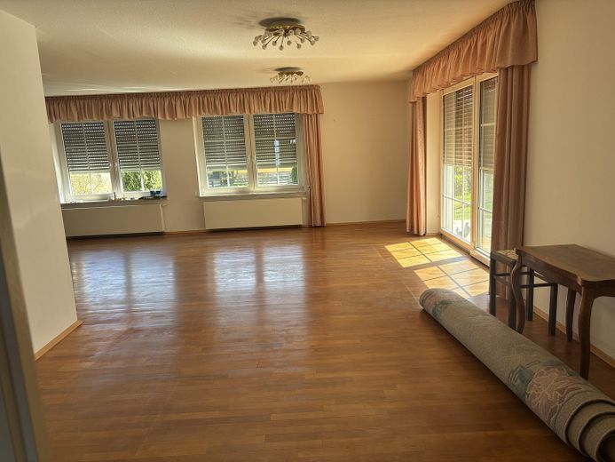 Einfamilienhaus auf großem Grundstück – Wohnbereich mit Terrassentür