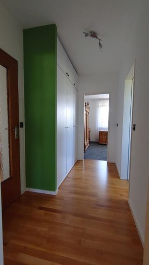 2. Flur Blick ins Kinderzimmer