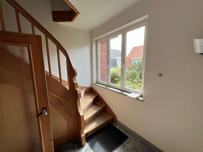 PROVISIONSFREI: Charmantes EFH in zentraler, ruhiger Anliegerstraße – Treppenhaus / Treppe zum DG