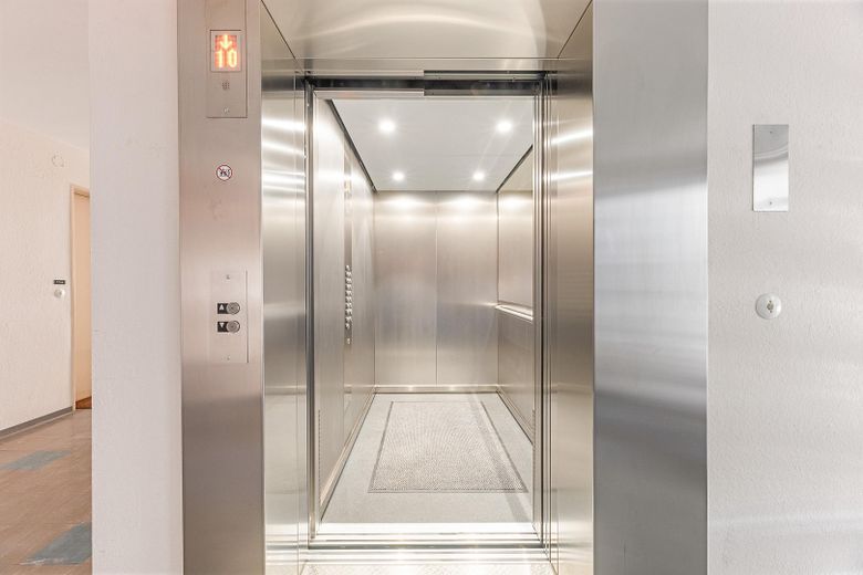 Aufzug (2025 modernisiert)