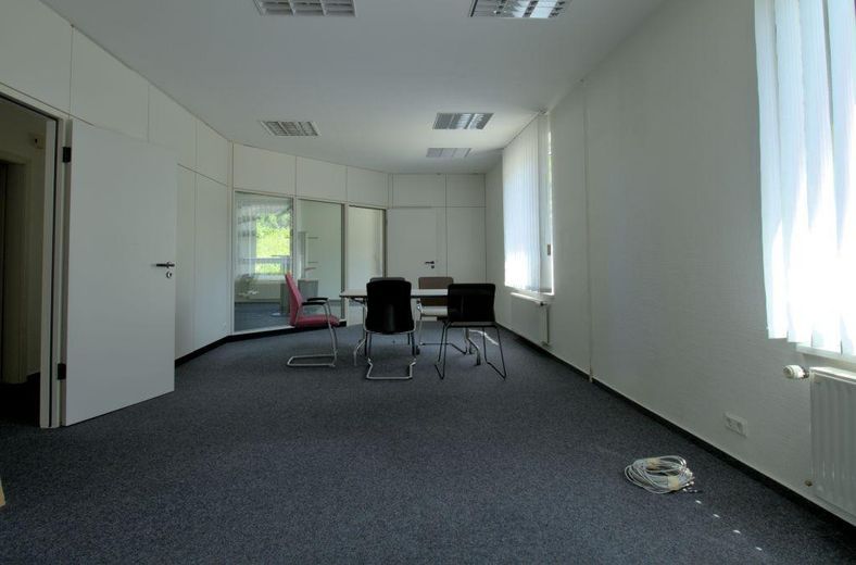 Modern commercial unit / office space for rent in a well-maintained location – Photo 8
