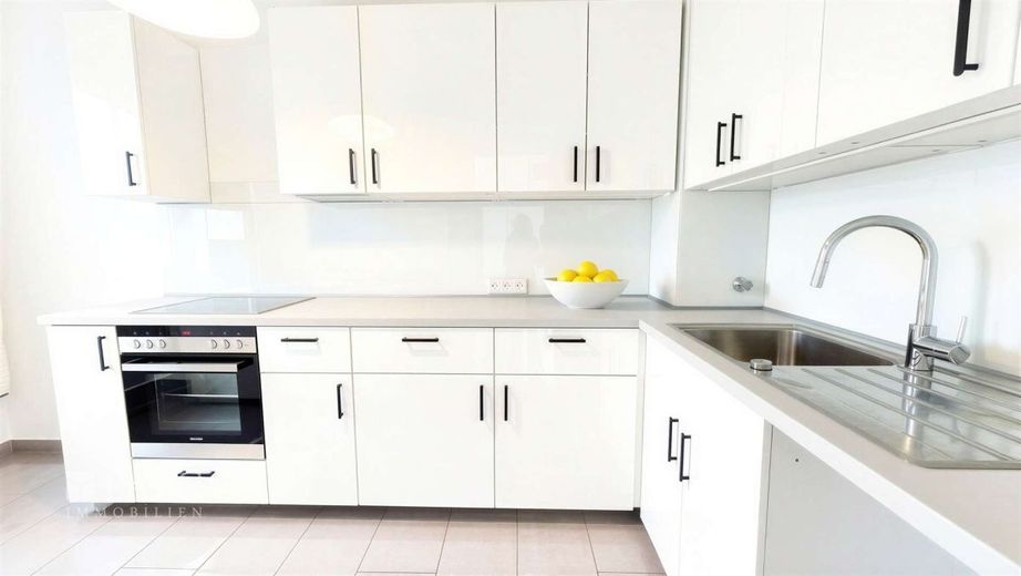 Stilvolle Maisonette-Wohnung mit zwei Balkonen und Kamin in begehrter Lage von Düsseldorf – Küche - (KI generiert)