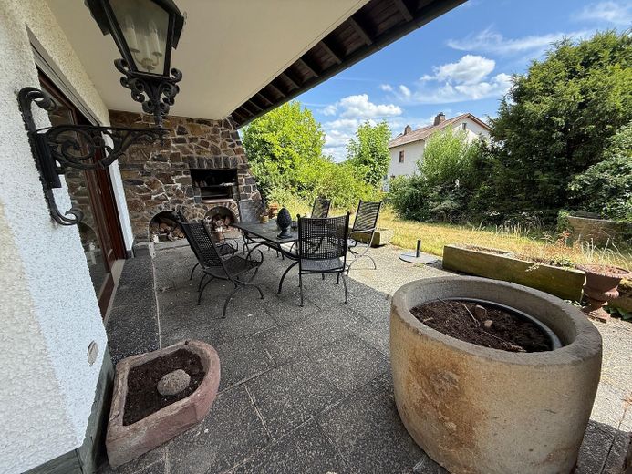Viel Raum zum Leben: Riesige Landhausvilla in Neuhof/Fulda! – Blick auf Terrasse