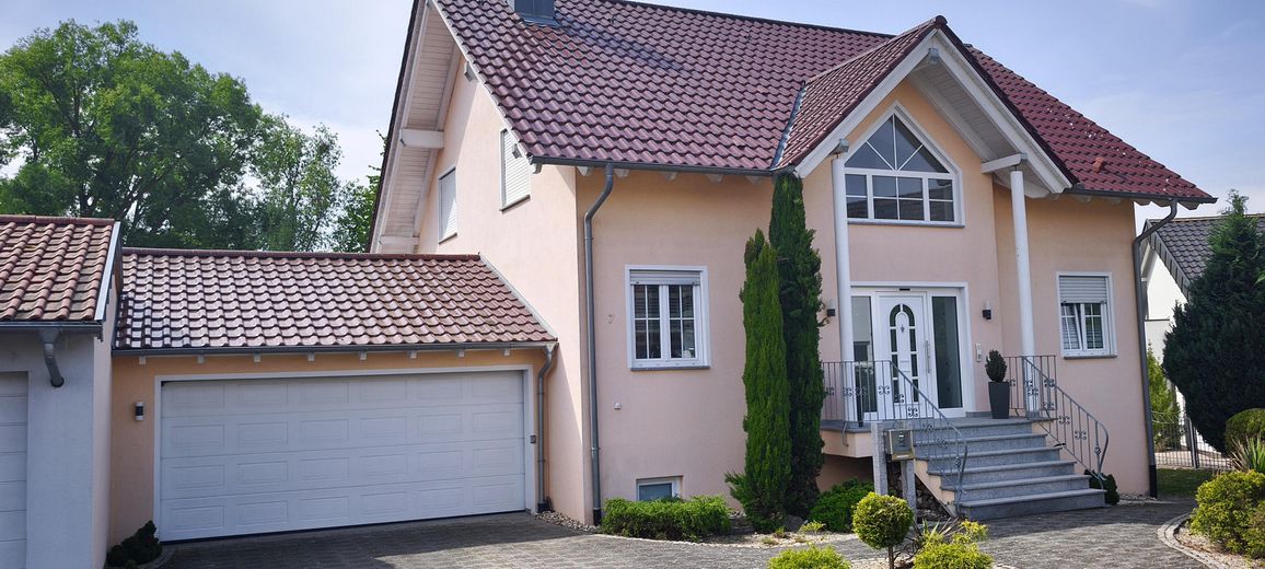 Detached single-family house with granny flat in an unobstructed location on the edge of town – Haus Nordseite Eingang
