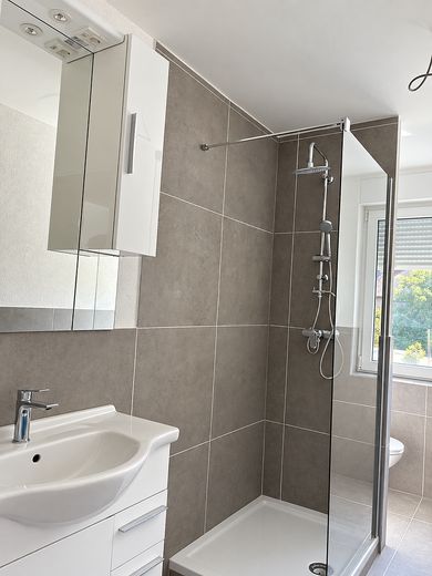 Première occupation après rénovation complète : 2 pièces avec balcon, cuisine équipée et domotique – Modernisiertes Badezimmer mit 