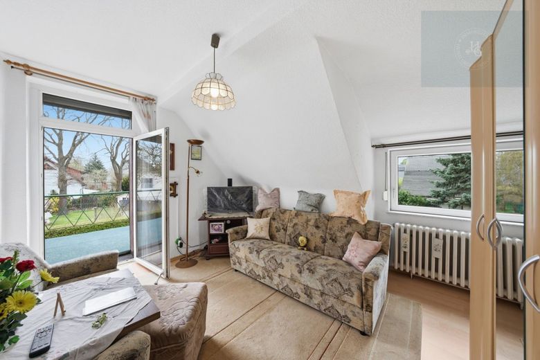 Charmantes Einfamilienhaus und Gartenhaus auf großem Grundstück – Wohnzimmer