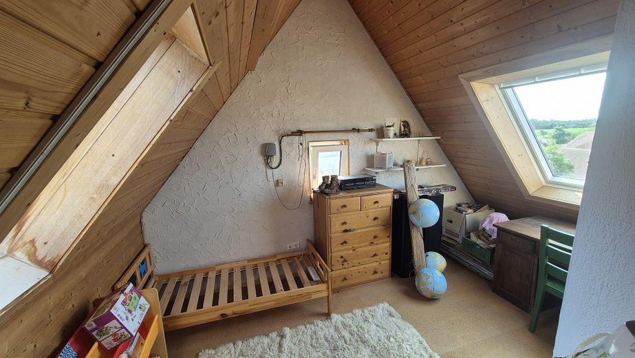 Ruhig gelegenes Einfamilien- / Zweifamilienwohnhaus mit sonnigem Garten – Zimmer DG
