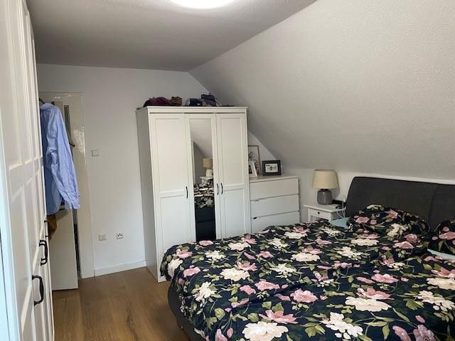 Freistehendes Einfamilienhaus mit viel Charme und sonnigem Garten – Schlafzimmer