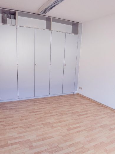 Bürofläche mit 5 Räumen im Gewerbegebiet Schwadermühle in Cadolzburg – ab sofort verfügbar – Raum 5/Einbauschrank