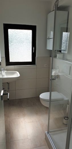 Neuss-Grimlinghausen Direkte Rheinlage möblierte Wohnung – Badezimmer