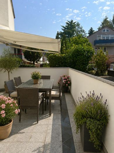 Charmante 3-Zimmer-Wohnung im mediterranen 6-Familien-Haus – Terrasse Teilansicht