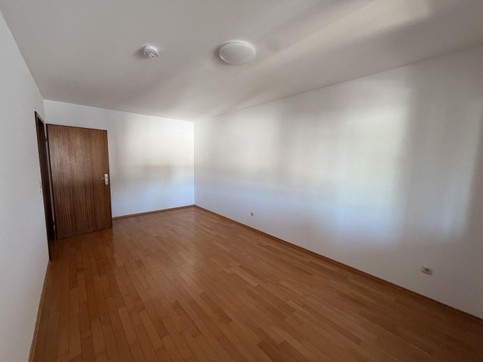 Helle 2-Zimmer-Wohnung, neues Bad, neue Küche, U-Bahn-nähe – Schlafzimmer