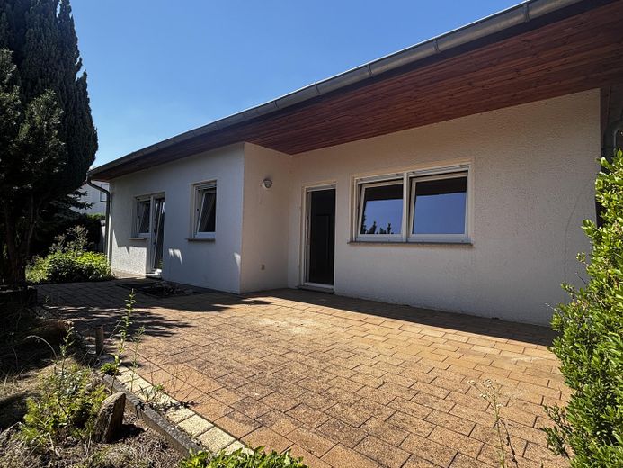 Geräumiger Bungalow mit ca. 194m² Gesamtfläche, Vollkeller und Garage – provisionsfrei – Rückansicht - Terrasse (1)