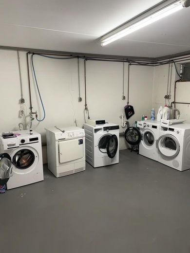 Aantrekkelijk, pas gerenoveerd 3-kamerappartement op een gewilde hoger gelegen locatie met onbelemmerd weids uitzicht – Moderner Waschkeller
