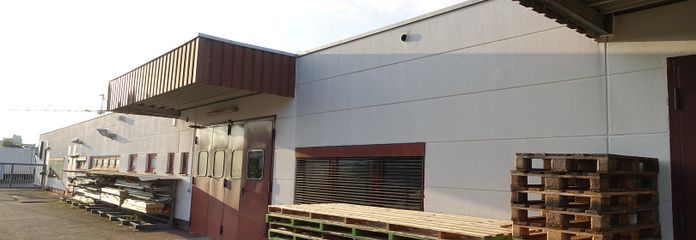 Produktionsgebäude Zufahrt