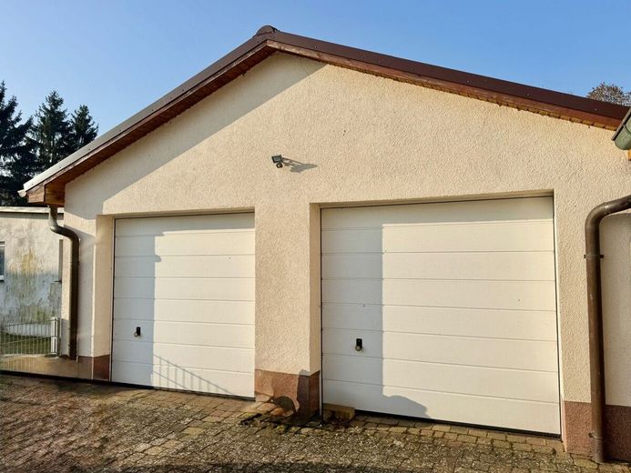HORN IMMOBILIEN ++ Haus mit Doppelgarage und Nebengebäude in Wodarg bei Altentreptow, ruhige Lage – Doppelgarage