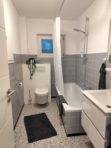 Bad mit Badewanne 