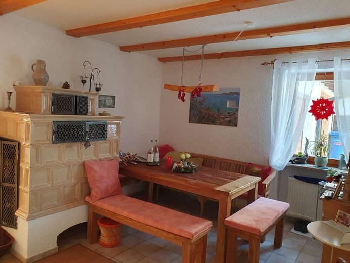 Esszimmer mit Kachelofen