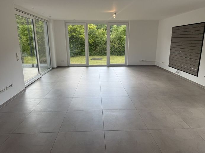 Moderner Wohntraum mit Einliegerwohnung und großer Sonnenterrasse im Speckmantel von Stadthagen – Großes Wohnzimmer