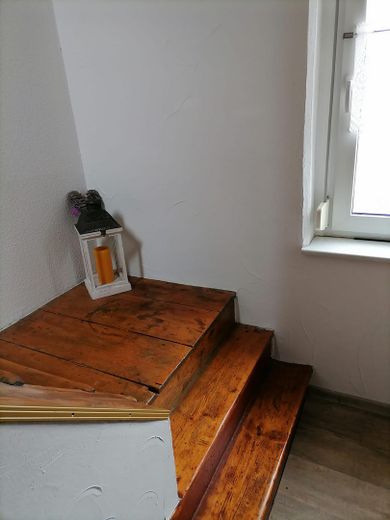 Amerikanische 2-Raum Wohnung in Kleinwelka – Treppe vom Eingang in den Wohn