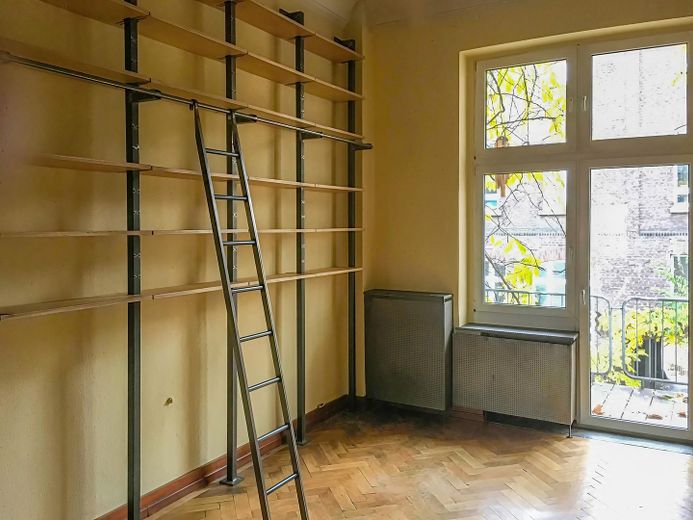 Düsseldorf'ta 2 balkonlu ve ankastre mutfaklı, özel ve hayranlık uyandıran 5 odalı eski bina dairesi – Bibliothek Regalsystem