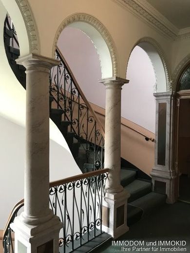 3-Zimmer-Dachgeschoss Wohnung mit BALKON, PKW-Stellplatz und offener Küche im Wohnzimmer zu vermieten! – Podest