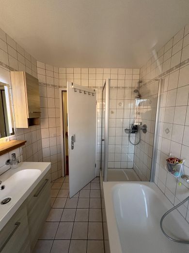Moderne 4-Zimmer Maisonette-Wohnung mit Balkon und Tiefgarage in Nidderau Eichen – Bad