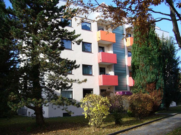 3,5 Zimmer Wohnung, hell, gut geschnitten mit 2 Balkonen und TG – Hausansicht zur Straße