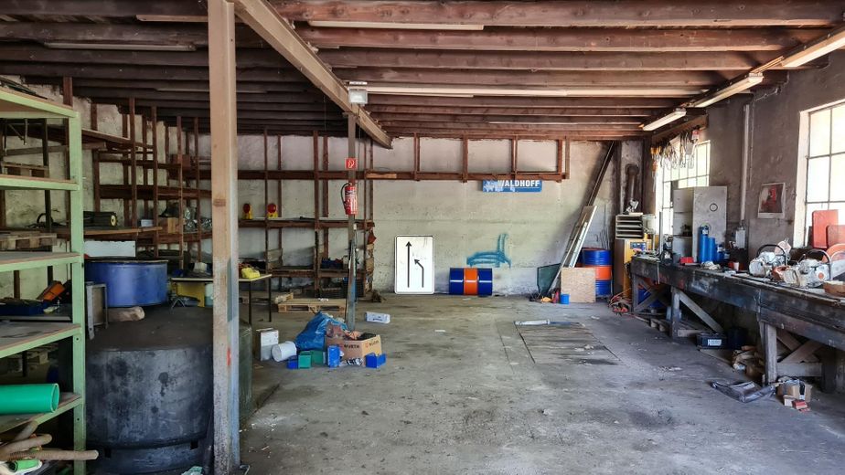 Selten angebotenes Ensemble mit zwei Häusern, Gewerbehalle und großem Grundstück! – Gewerbehalle