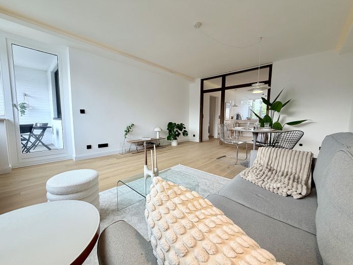 Appartement 3 pièces fraîchement rénové et libre, avec balcon orienté au sud – Wohnzimmer