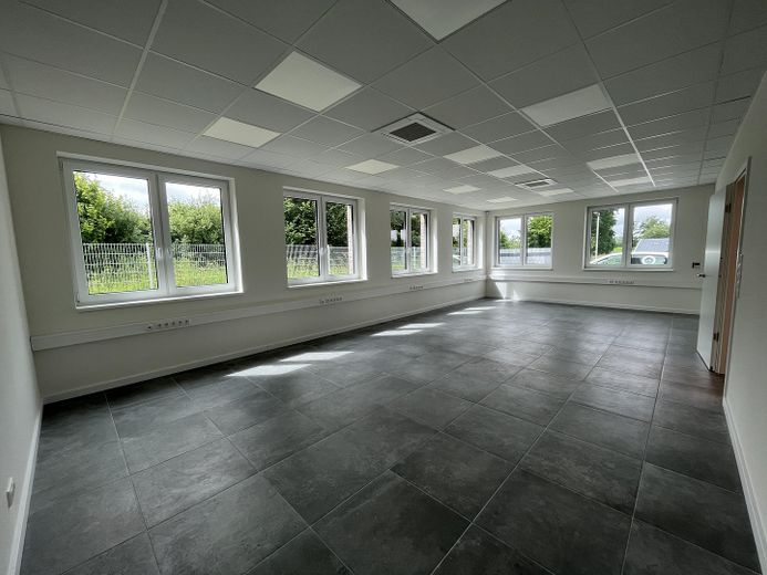 Espacio para su empresa: tres oficinas climatizadas con cinco plazas de aparcamiento en Scharbeutz – Büro 1 – ca. 48 m²