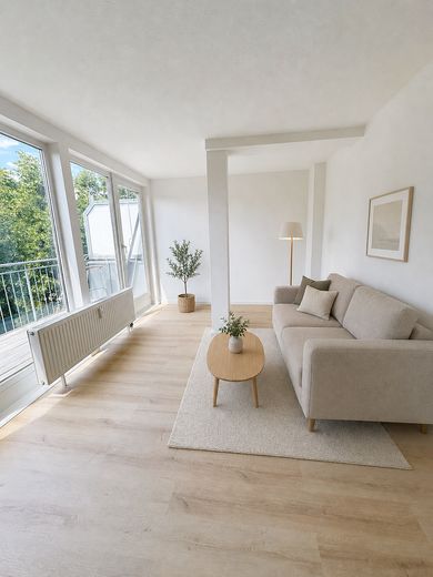 Gemütlicher Rückzugsort in Zossen: 3 Zimmer, Terrasse und See direkt vor der Tür – Wohnzimmer möbliert -Visualis.