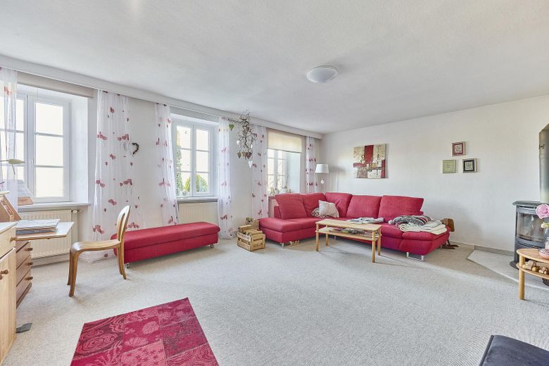 exklusiver Traum im Grünen. 4 Seit-Hof mit Seminarhaus – Wohnzimmer Haupthaus EG