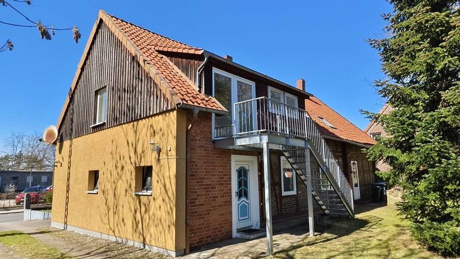 Uetze - Dollbergen - Handwerkertraum - Grosses Wohnhaus zum Sanieren – Aussenansicht Gartenseite