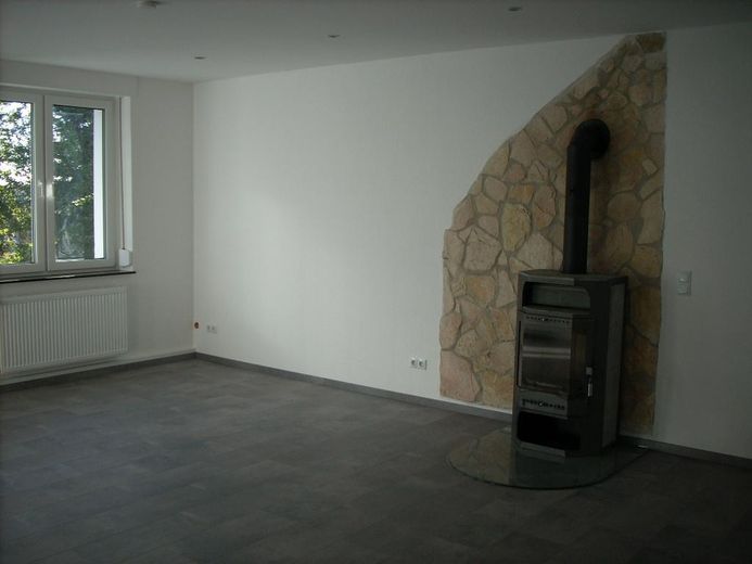 Première occupation - Appartement de 4 pièces rénové au rez-de-chaussée à Obersprockhövel – Wohnzimmer mit Kamin