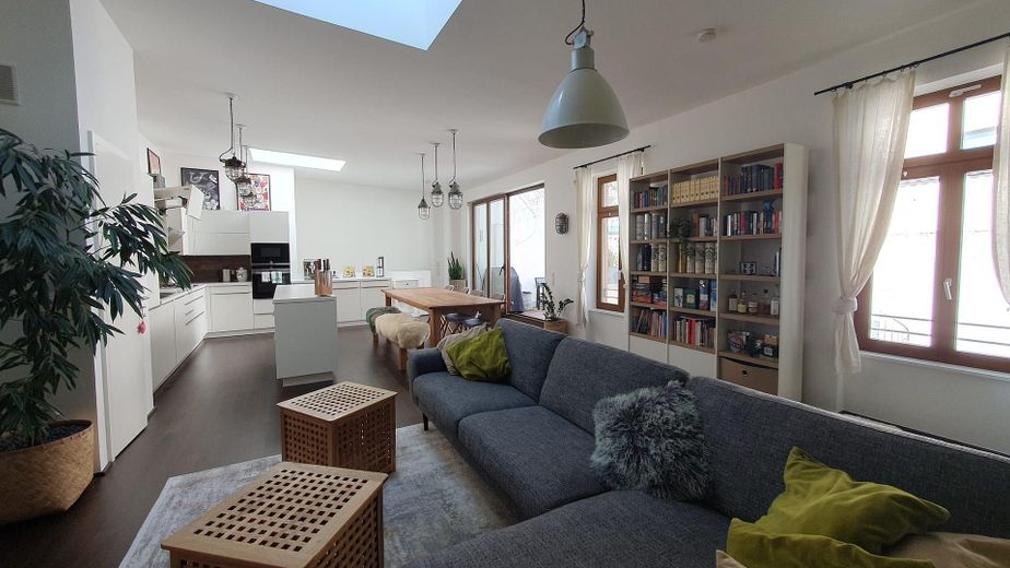 Exklusive Maisonette-Loft mit charmanter Innenhofterrasse an der Kupferbergterrasse – Wohnzimmer