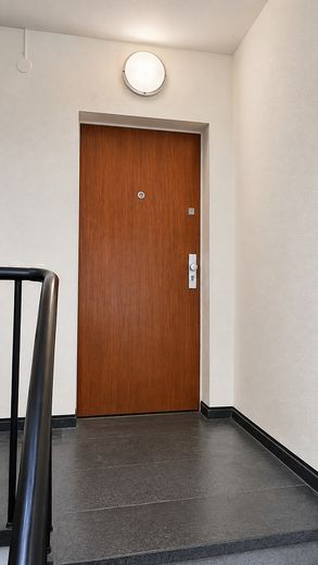 Keyifli 42 m² – merkezi konumda 2 odalı çatı katı dairesi – Wohnungseingangstür