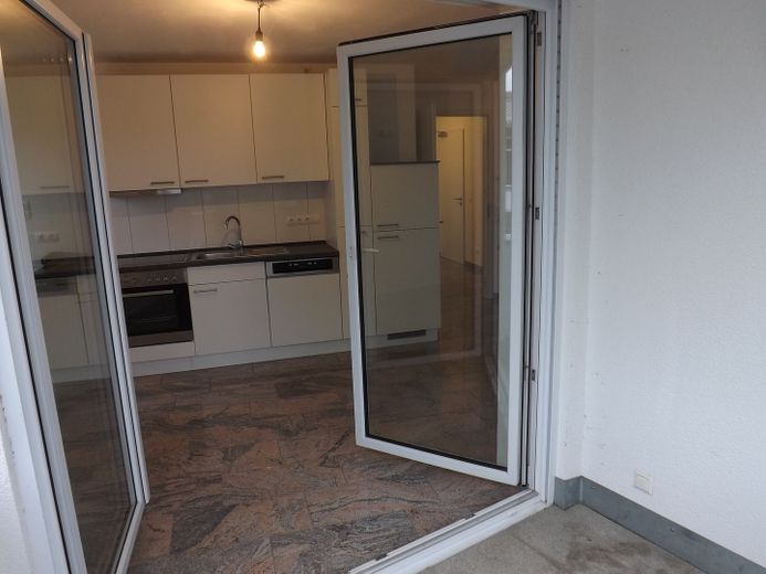Uygun konumda modern üç odalı daire – Küche aus Loggia
