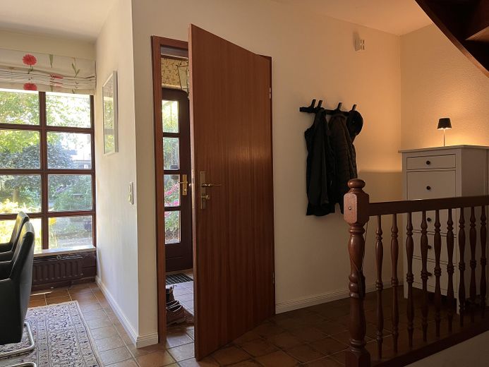 Himmelmoor yakınlarında, sakin bir konumda büyük güneybatı bahçeli cazip sıra evin son evi – Eingangsbereich mit Garderobe