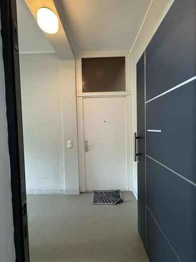 Schöne 4 Zimmer-Wohnung zu vermieten mit Balkon – Eingang Treppenhaus