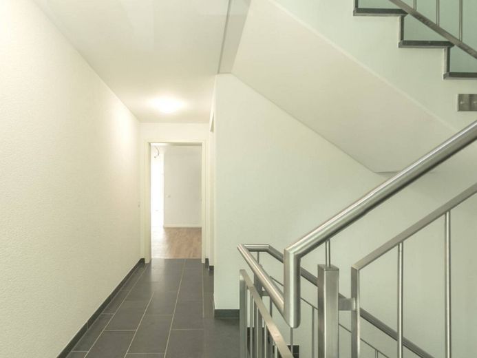 *Traumhaftes wohnen in Solingen*  Moderne 3-Zimmer-Neubauwohnung mit Balkon – Hausflur
