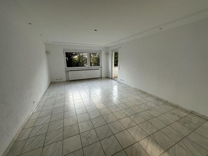 Modernisierte 3-Zimmer-Wohnung mit Balkon und Blick ins Grüne – Wohnzimmer