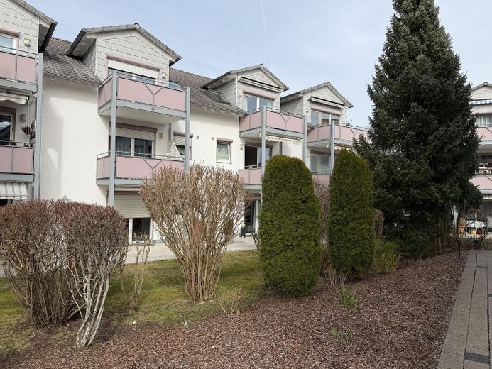 (Reserviert) Frisch renovierte 2,5-Zi.-DG-Wohnung mit Balkon & 2 Stellplätzen – provisionsfrei – Aussenansicht 2