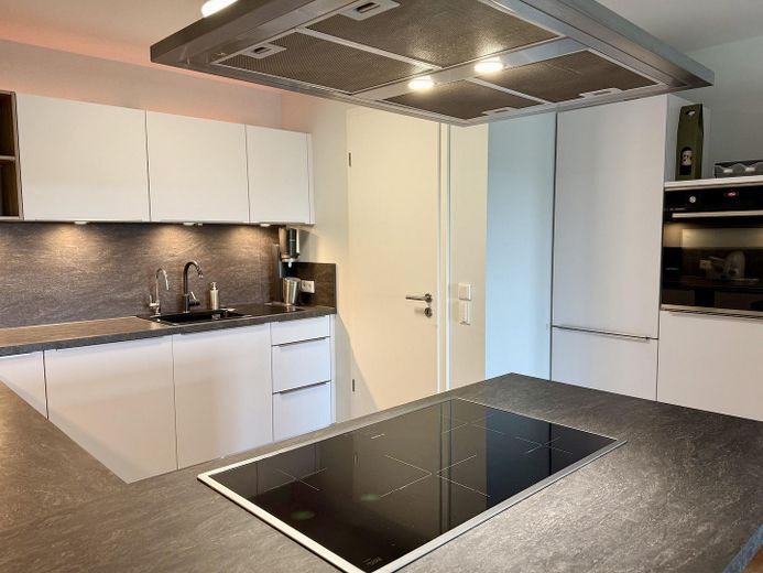 Balkonlu, asansörlü, manzaralı ve üst düzey donanımlı modern 3 odalı daire – Küche