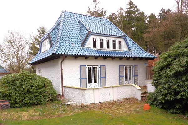 Terreno edificabile di 5059 m² (frazionabile) con una casa piccola e incantevole!